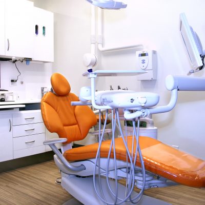 https://staging.vibrantsquaredental.com/wp-content/uploads/2019/01/vibrant-dental-square-dentist-room01-400x400.jpg